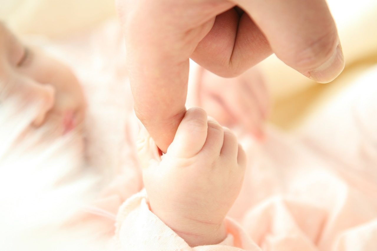 cropped-baby-holding-finger.jpg